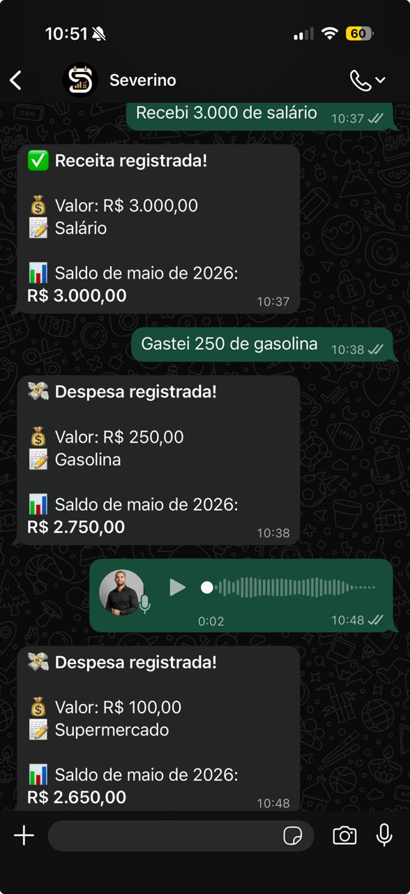 Conversa no WhatsApp com o Severino registrando receita e despesa por texto e por áudio, com saldo atualizado.